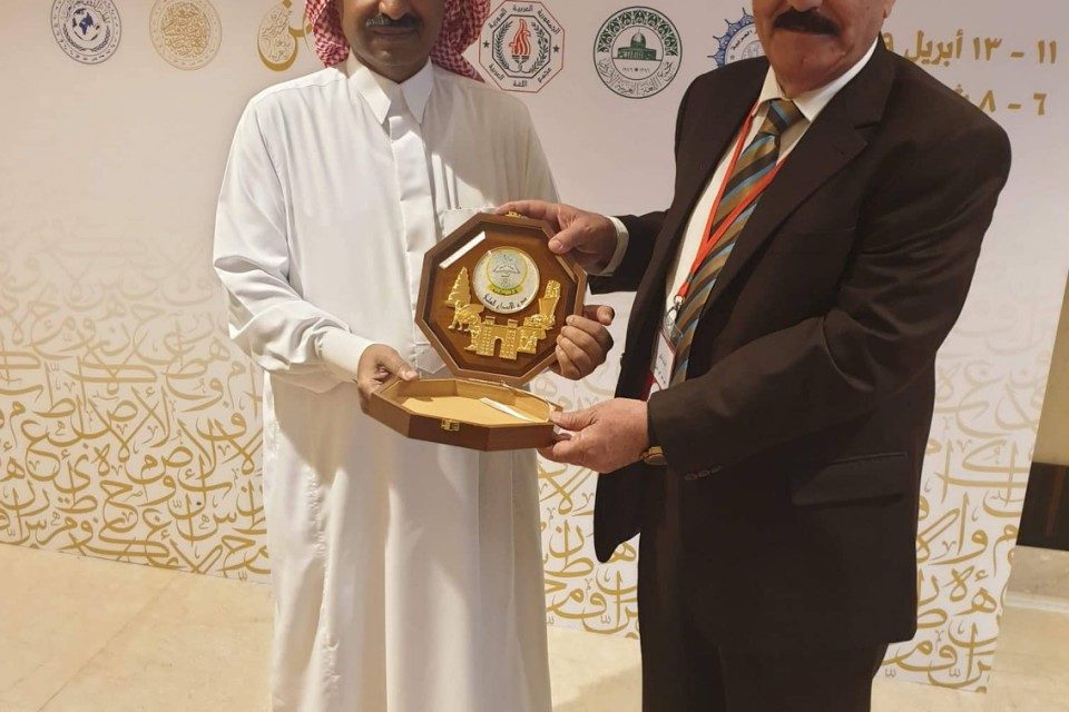 جامعة الحمدانية تمنح درع الإبداع والتمييز لرئيس المؤتمر الدولي الثامن للغة العربية بدبي